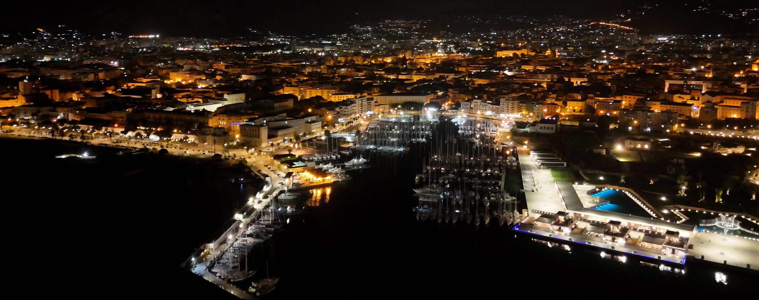 Palermo di notte, Palermo di notte, passeggiata notturna nel Centro Storico di Palermo, foto di una veduta aerea della Cala e del centro storico di Palermo