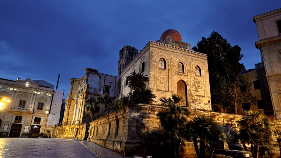 Palermo, Piazza Bellini: Zeitrei , wir den prächtigen normannischen Kirchen San Cataldo und der Admiralskirche, die zur UNESCO-Weltkulturerbe-Stätte gehören.