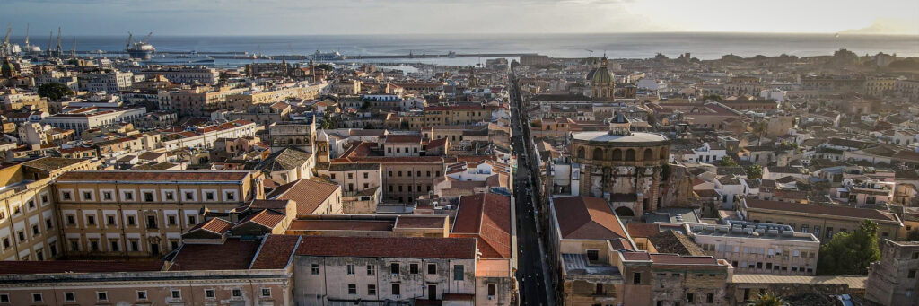 Überwintern im Süden in Palermo auf Sizilien. Das Meer vor der Haustür