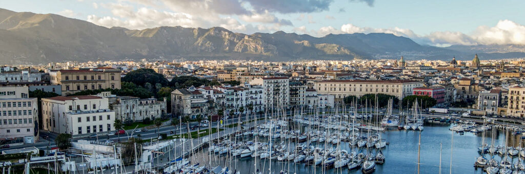 Überwintern im Süden in Palermo auf Sizilien. Meer und Stadt, die perfekte Kombination